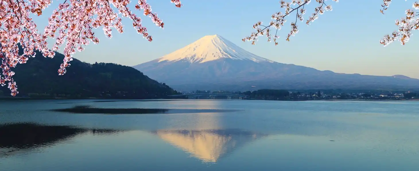 Berg Fuji vor See, Japan