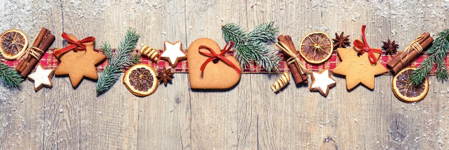Weihnachts-Deko mit Plätzchen vor Holzwand
