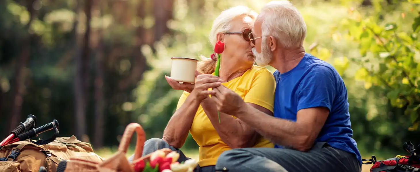 Eine Frau und ein Mann die beim Picknick im Wald sitzen
