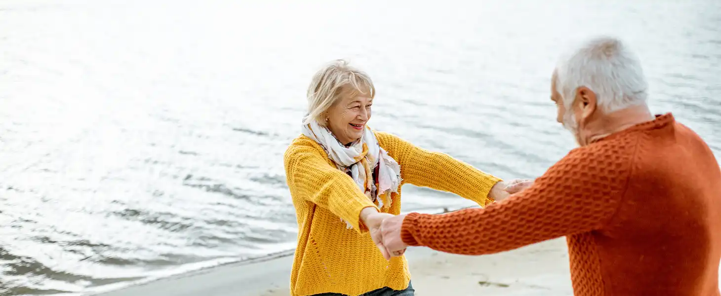 Zwei Menschen die am Strand tanzen