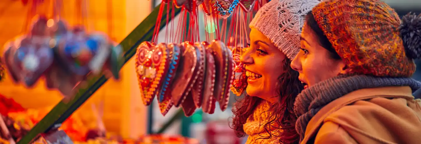 Zwei Frauen auf dem Weihnachtsmarkt