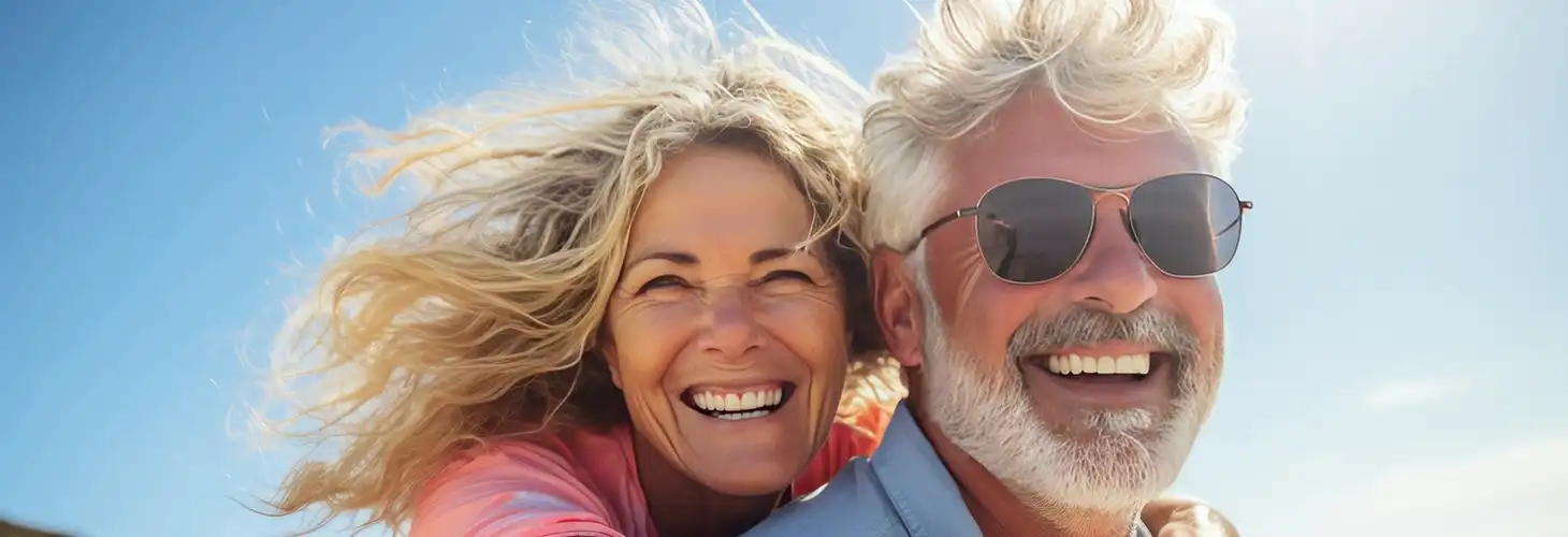 Paar genießt Frühlingsurlaub am Strand