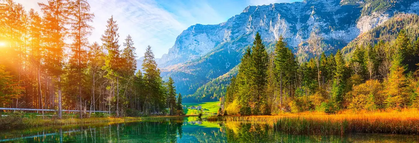 Herbstliche Landschaft mit See in den Bergen