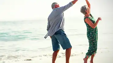 Zwei Menschen die am Strand tanzen