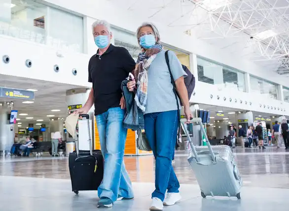 Ehepaar mit Koffern im Flughafen