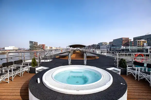 Whirlpool auf dem Sonnendeck der MS Swiss Crown