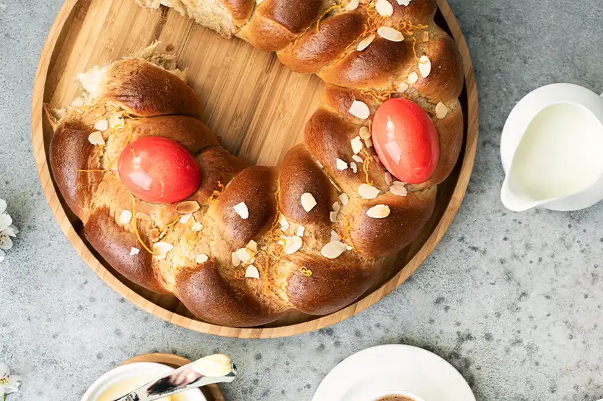 Griechischer Osterhefezopf Tsoureki auf gedecktem Tisch - Leitner Reisen