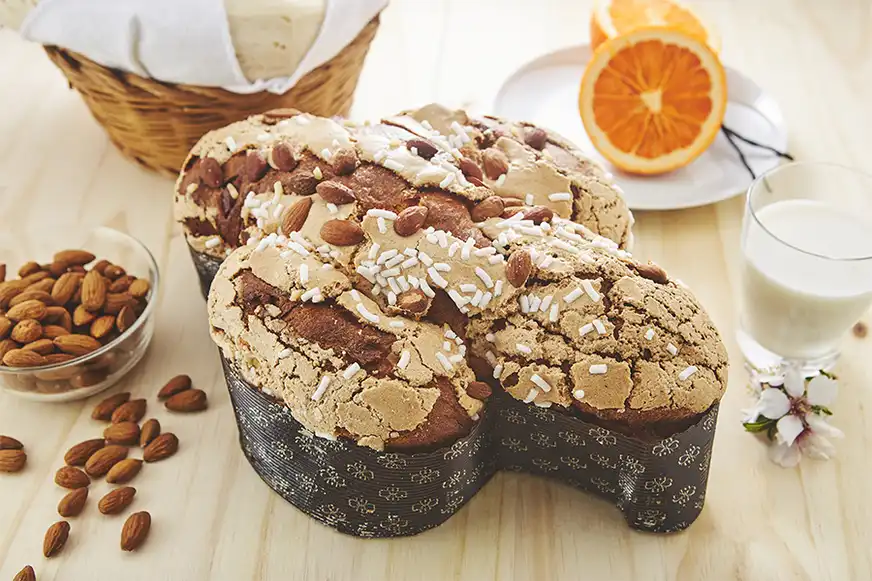 Italienischer Osterkuchen Colomba Pasquale auf gedecktem Tisch - Leitner Reisen