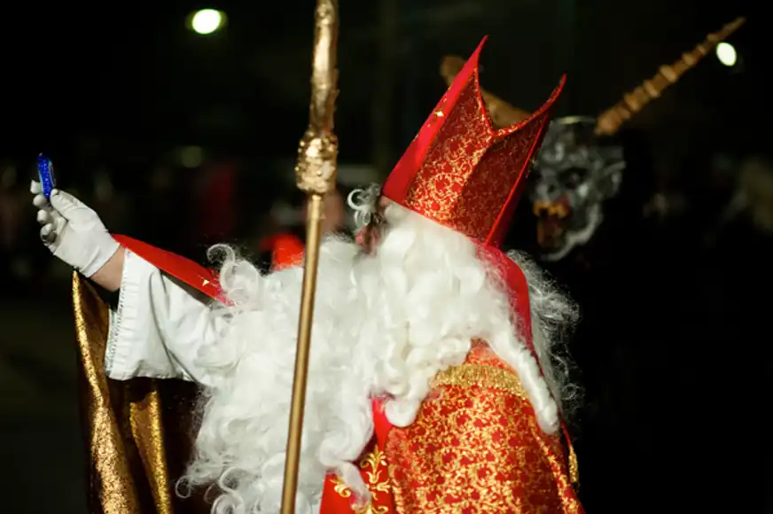Nikolaus mit Mütze, Bischofsstab und weißem Bart