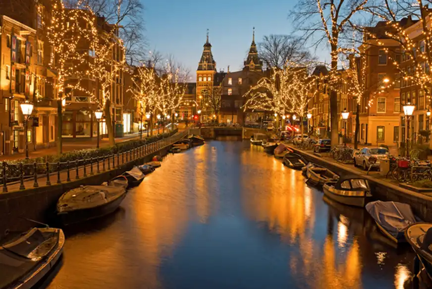 Amsterdam - Grachten und Kathedrale zur Adventszeit