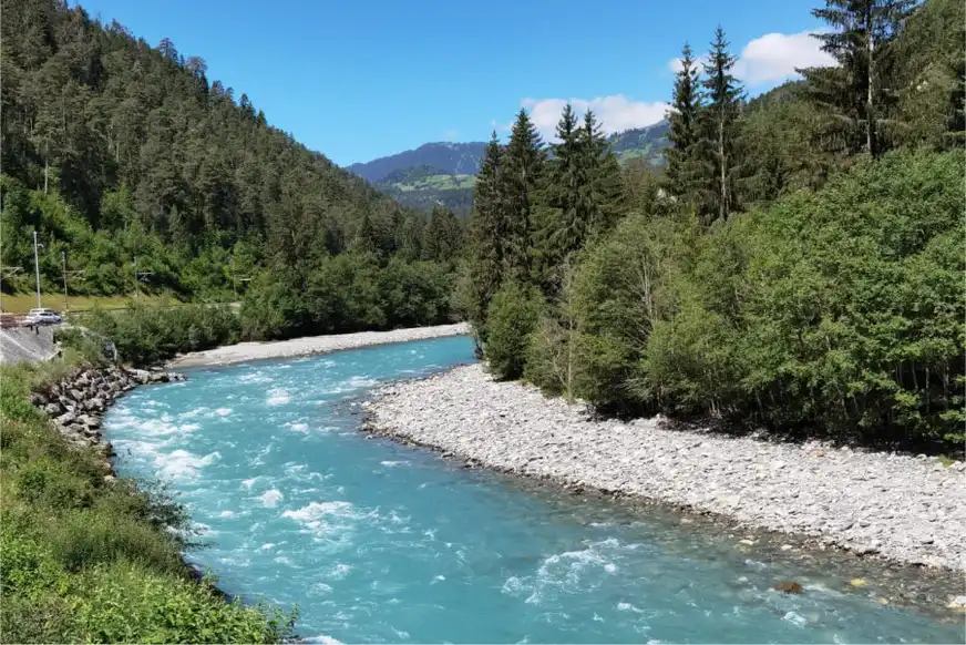 Fluss in den Schweizer Bergen