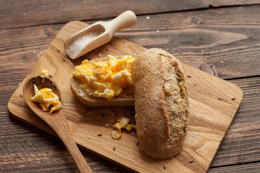 Rührei mit Brötchen
