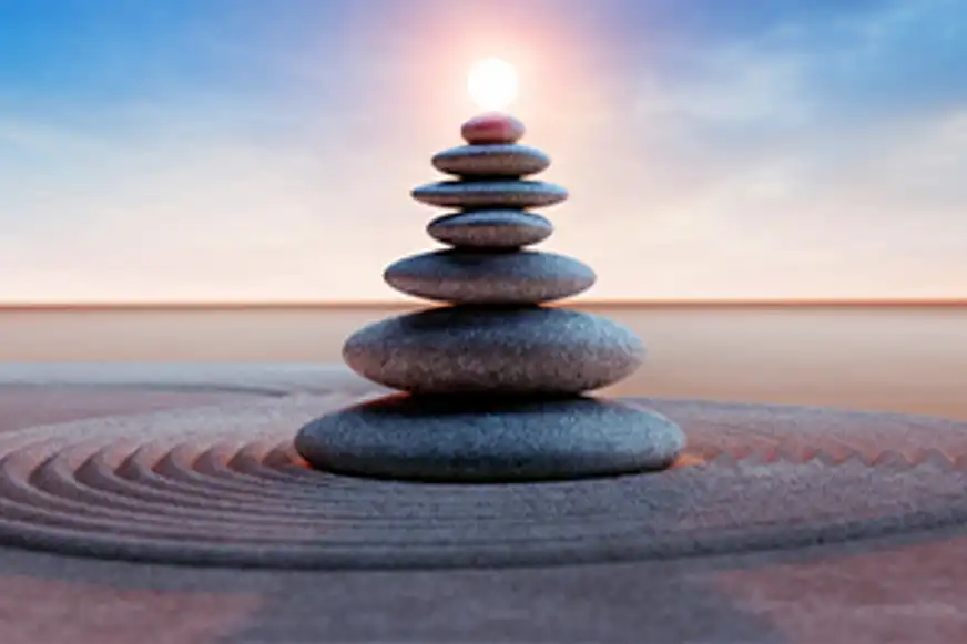 Ein Steinuturm am Strand