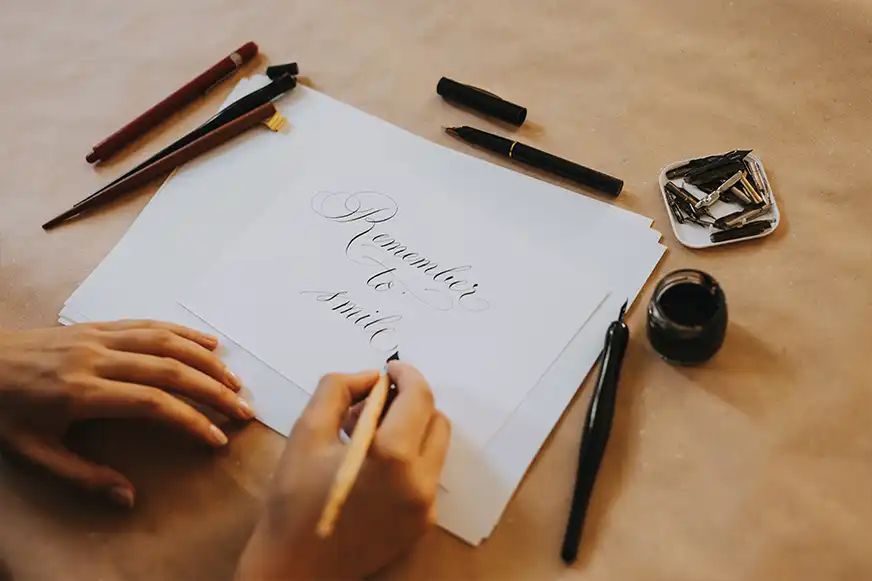 Schriftzug "Remember to smile" auf Briefpapier
