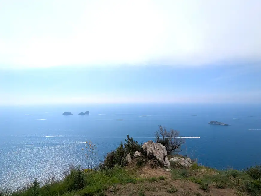 Blick auf die Inseln der Sirenen, Amalfiküste