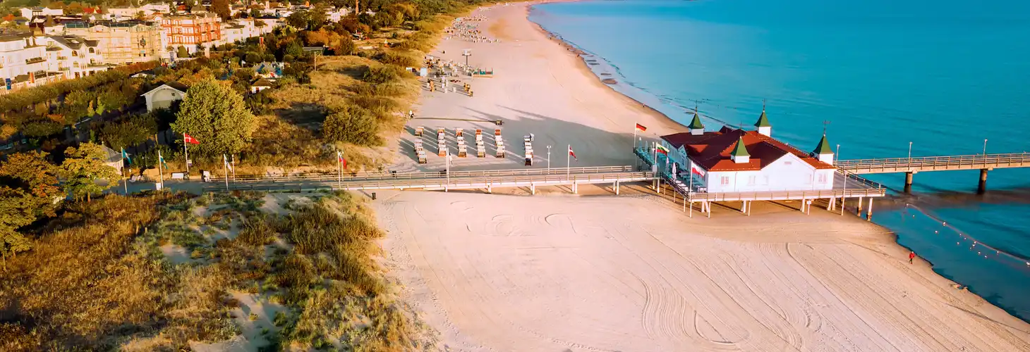Luftbild vom Ahlbecker Strand mit Seebrücke und Promenade