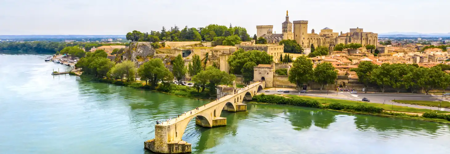Pont Saint-Bénézet oder Pont d’Avignon in Avignon, Frankreich