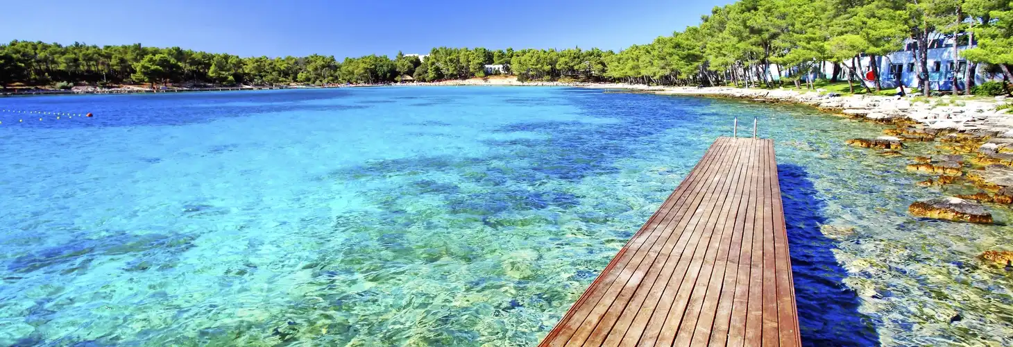 Meer vor dem Crvena Luka Hotel & Resort in Biograd na Moru, Kroatien