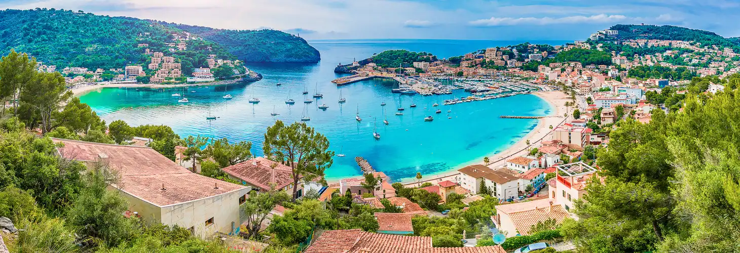 Panoramablick auf Port de Sóller auf Mallorca