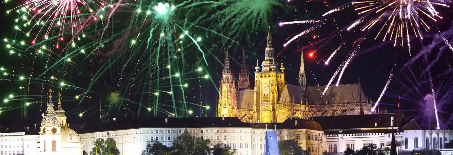 Feuerwerk über der Kathedrale des Heiligen Vitus in Prag, Tschechien 