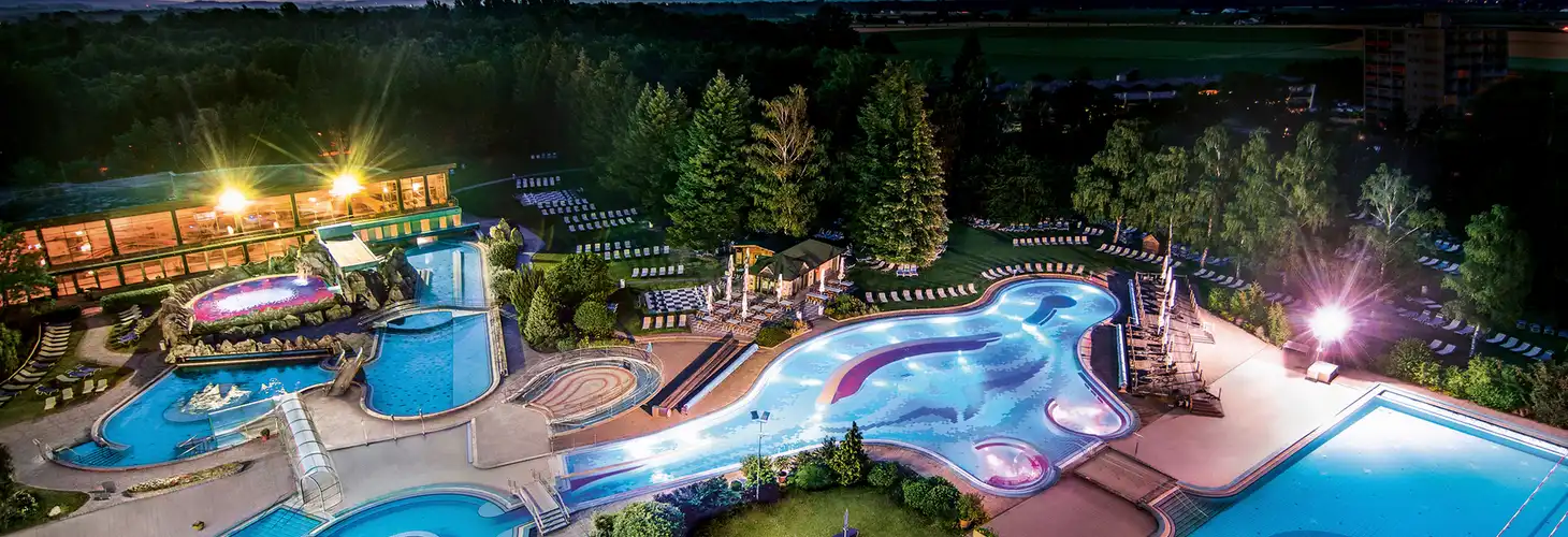 Abenddämmerung über der Johannesbad Therme