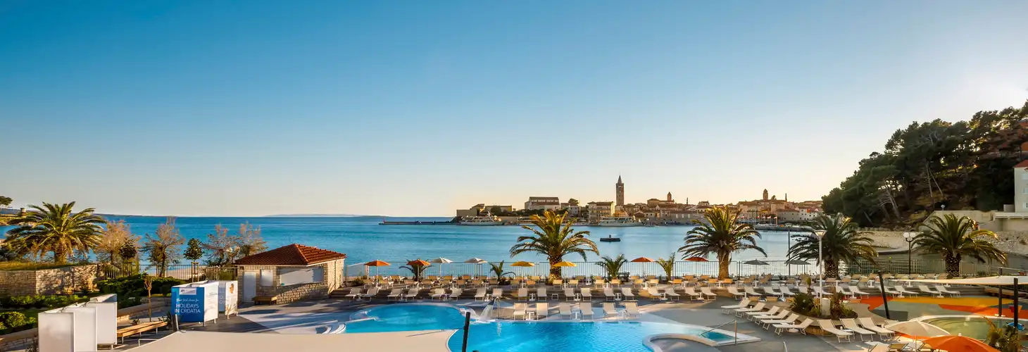 Valamar Padova Hotel mit Poollandschaft und Meerblick