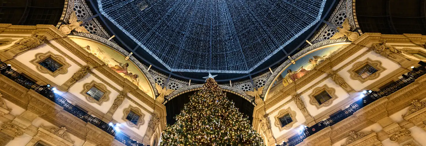 Die weihnachtlich geschmückte Galleria Vittorio Emanuele II, Mailand