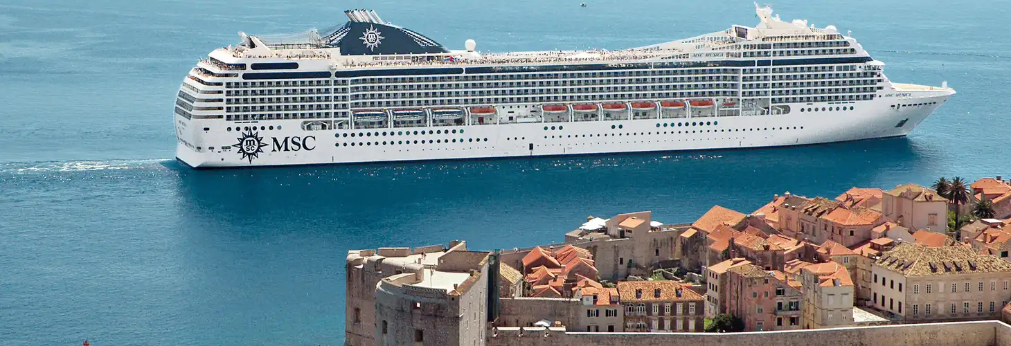 Ihr Kreuzfahrtschiff MSC Musica vor Dubrovnik