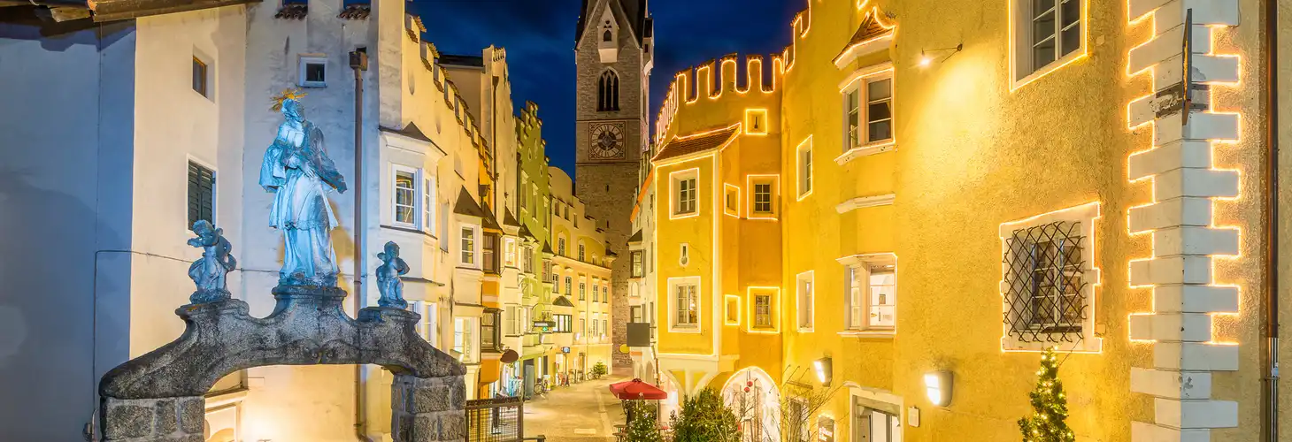 Weihnachtlich beleuchtete Straßen von Bozen
