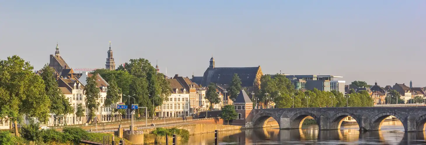 historische Servaas-Brücke über den Fluss Maas im Morgengrauen in Maastricht