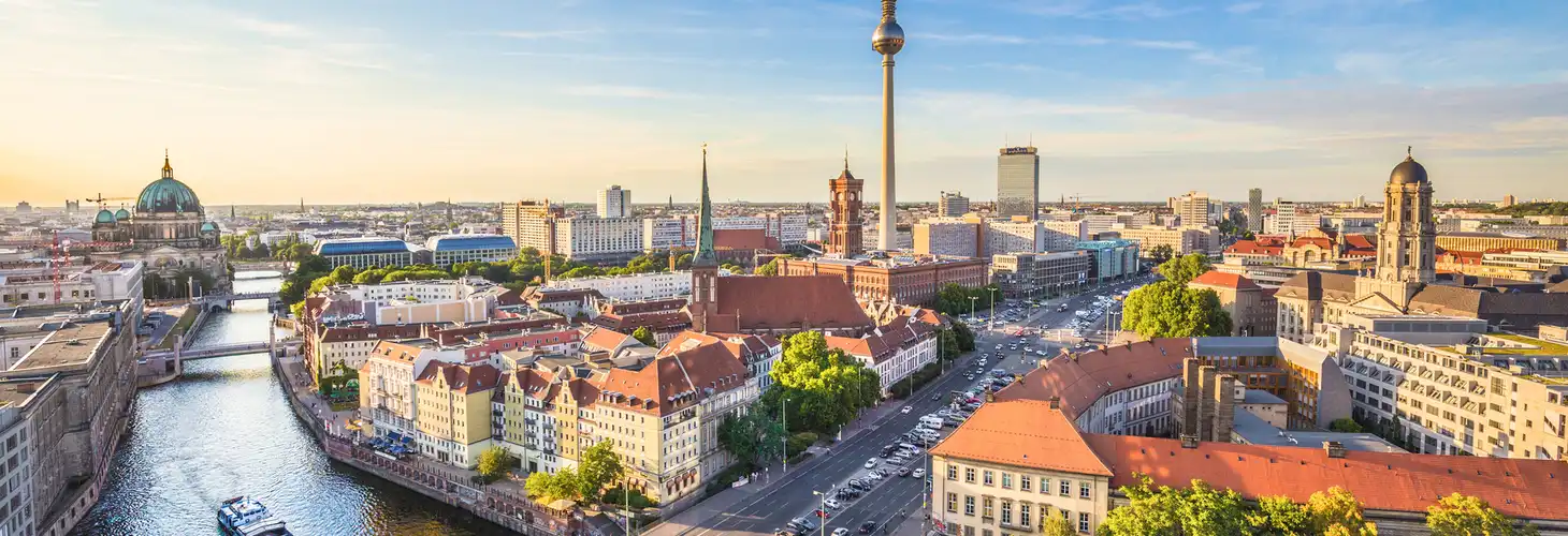 Berliner Skyline mit Fernsehturm und Spree bei Sonnenuntergang