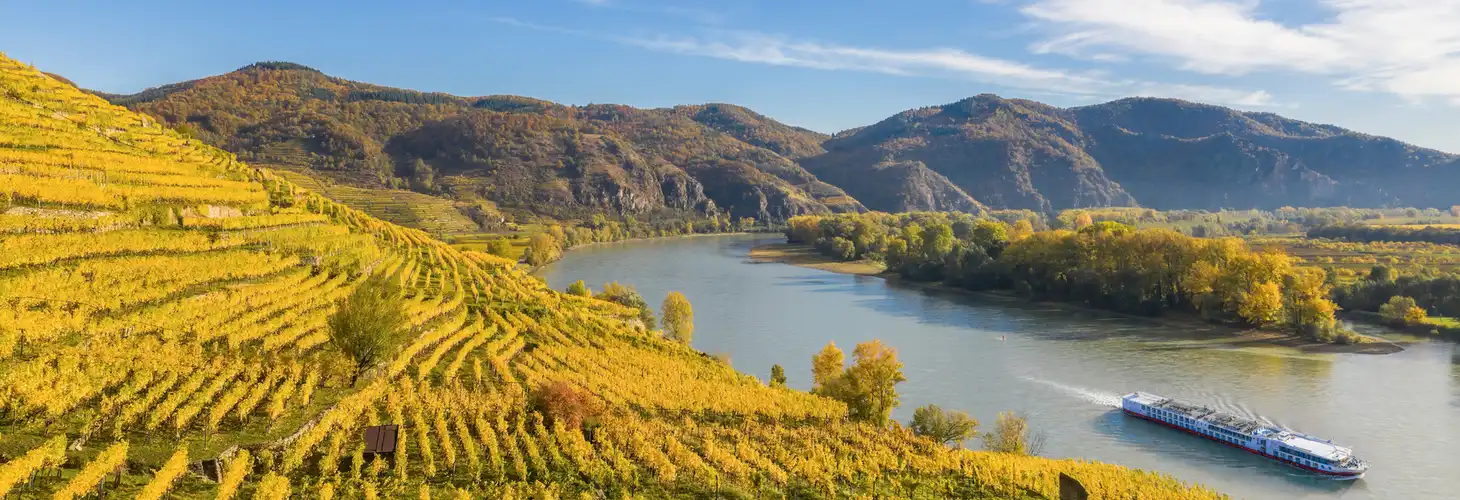 Herbstpanorama des Wachautals (Unesco-Weltkulturerbe) mit Schiff auf der Donau in der Nähe des Dorfes Weißenkirchen in Niederösterreich