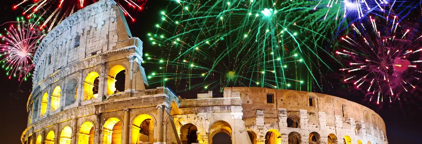 Feierliches Feuerwerk über Collosseo. Italien. Rom.