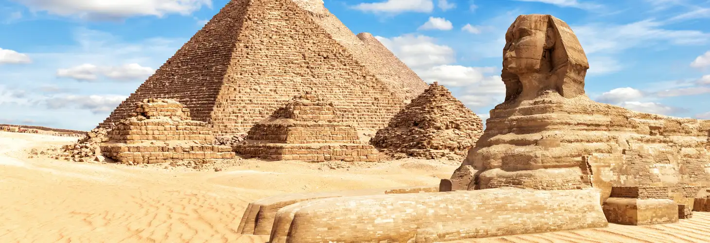 Blick auf die Große Sphinx und die Pyramiden von Gizeh, Ägypten