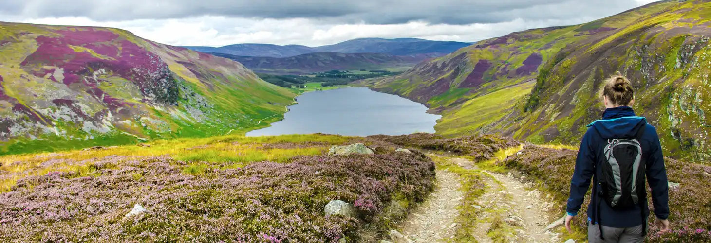 Stausee Loch Lee im Cairngorms National Park