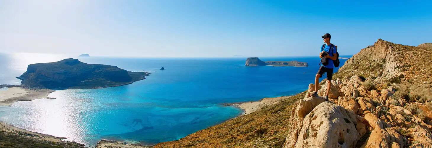 Wanderer überblickt die wunderschöne Bucht von Balos auf Kreta