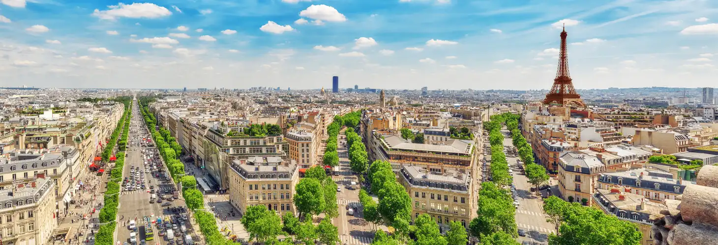 Schöne Aussicht auf Paris vom Dach des Triumphal