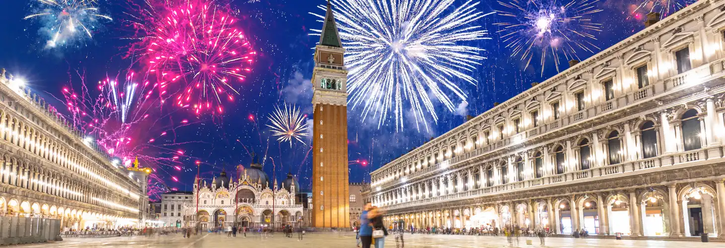 Silvesterfeuerwerk über den Markusplatz in Venedig