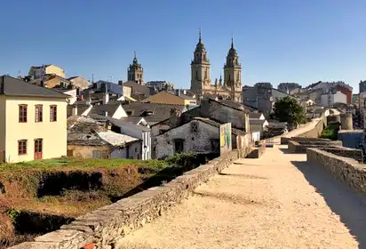 Ansicht von St. Mary Cathedral-Türmen in Lugo,Spanien,gesehen von historischen römischen Mauern.