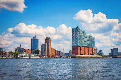 Hamburger Hafencity mit Elbphilharmonie und Wasseransicht bei sonnigem Wetter.