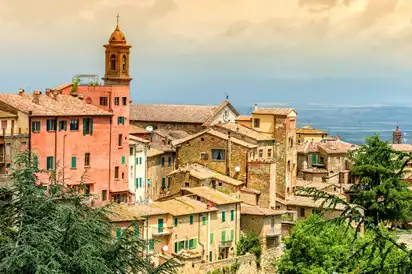 Montepulciano ist eine mittelalterliche Hügelstadt in der italienischen Toskana