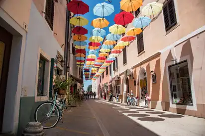 Gasse mit bunten Schirmen in Novigrad, Kroatien