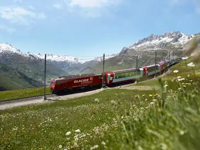 Der Glacier Express am Oberalppass, auf 2033 Meter über Meer