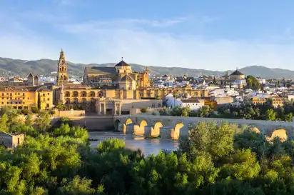 Puente Romano und die Mezquita de Córdoba in Andalusien, Spanien