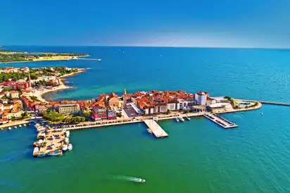 Luftaufnahme der historischen Küstenarchitektur der Stadt Umag