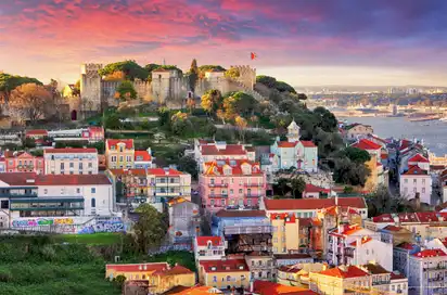 Lissabon,Portugal-Skyline mit Sao Jorge Castle