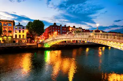 Nachtansicht der berühmten Ha’penny Bridge in Dublin bei Sonnenuntergang, Irland 