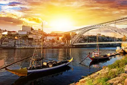 Ponte Luis I - Brücke: eine Fachwerk-Bogenbrücke über den Douro in Porto, Portugal