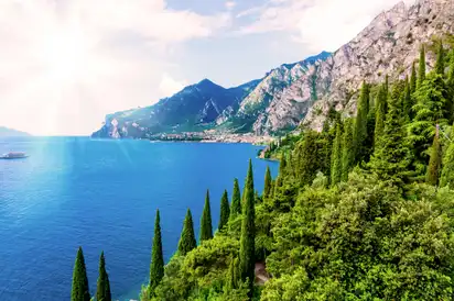 Blick auf Bardolino am Gardasee in der Region Venetien, Italien