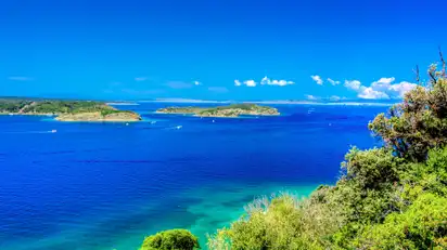 Blick auf das Mittelmeer in Nordkroatien von der Insel Rab aus
